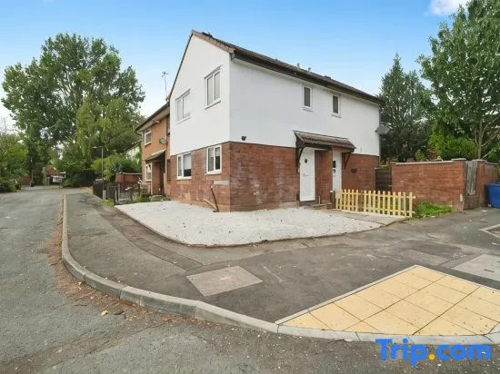 Cosy 2-Bed House | Bury | Free Parking | Near Manchester