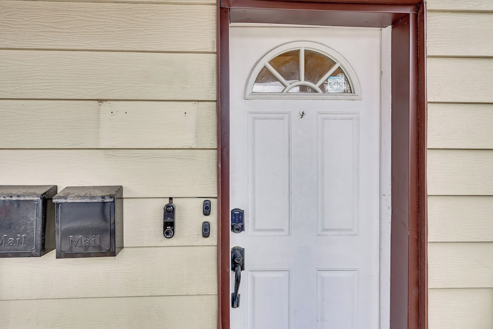 Near Belleville Park & Metlife: Pet-friendly Stay!