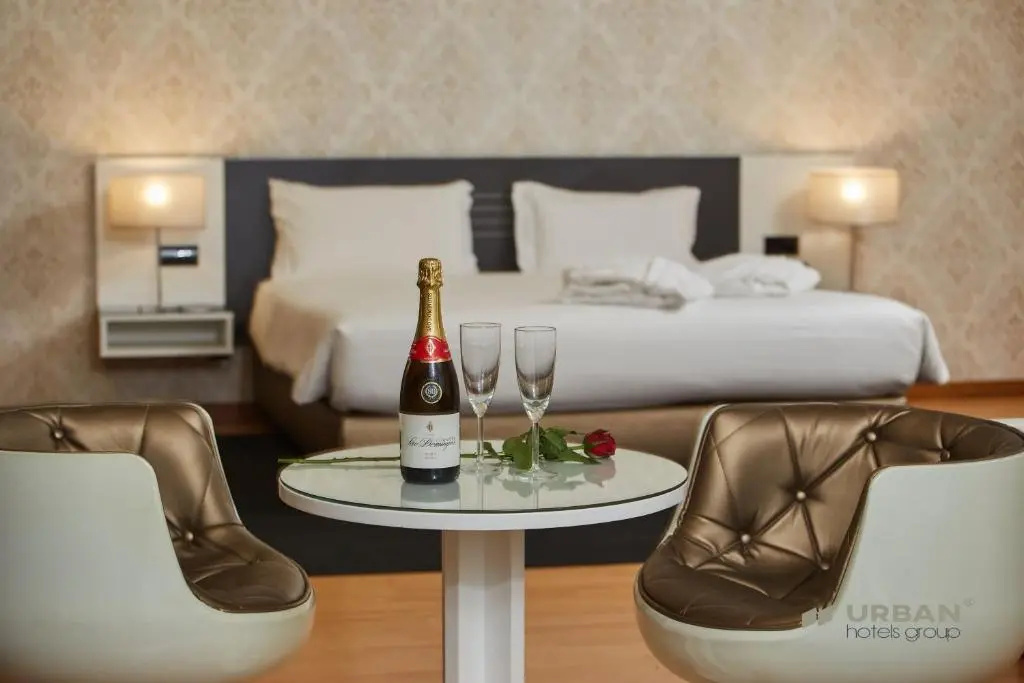 Urban Hotel Amadeos - Chambres