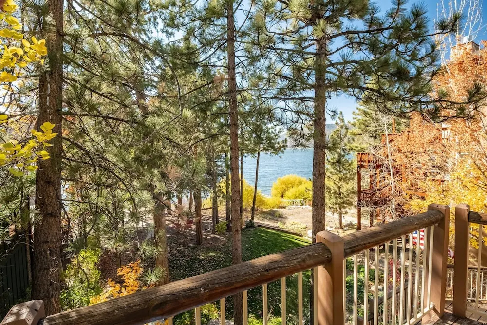 Water's Edge Estate by Avantstay Large Lakefront Cabin w/ Dock and Hot Tub