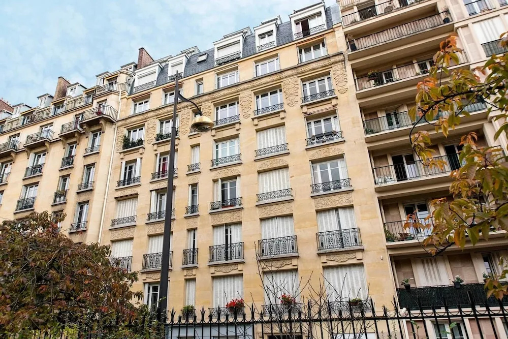 Bright Champerret Apartment Fits 4 in Paris 17th!