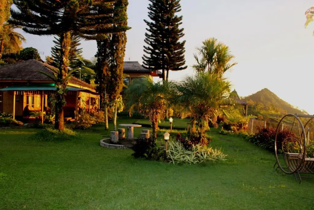 Standard Family room with mountain view