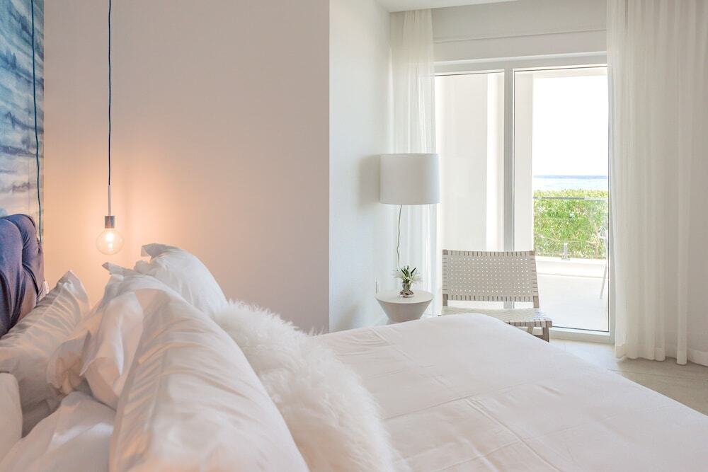 Club Suites at Rum Point Club Residences by null