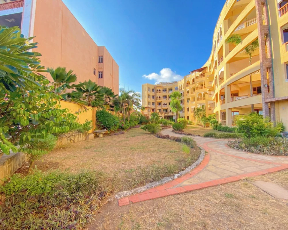Sea Breeze Beachfront Apartments - фото 36