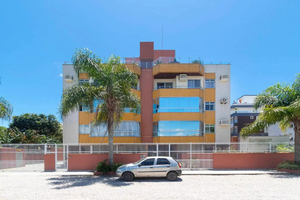 Apartamento a 150 metros da Praia de Mariscal.