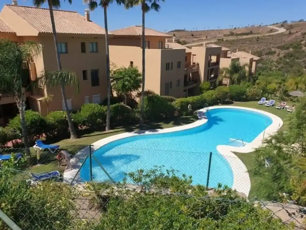2 Bed Flat-sleeps4-pets-pool-parking-golfclub