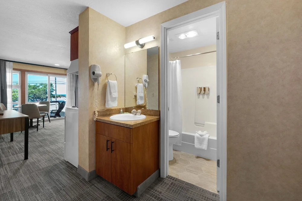 Double Suite with partial ocean view (full double bed)