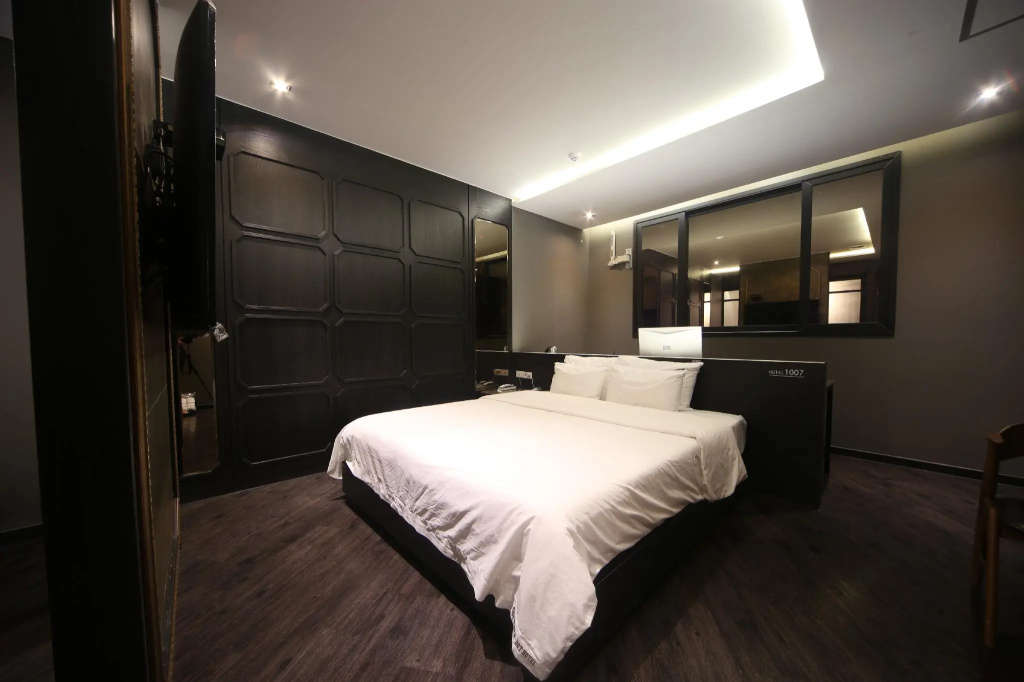 Deluxe Double room (full double bed)