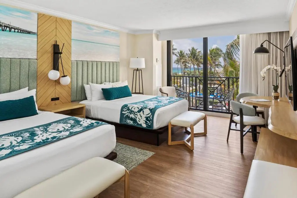 Standard Quadruple room with partial ocean view