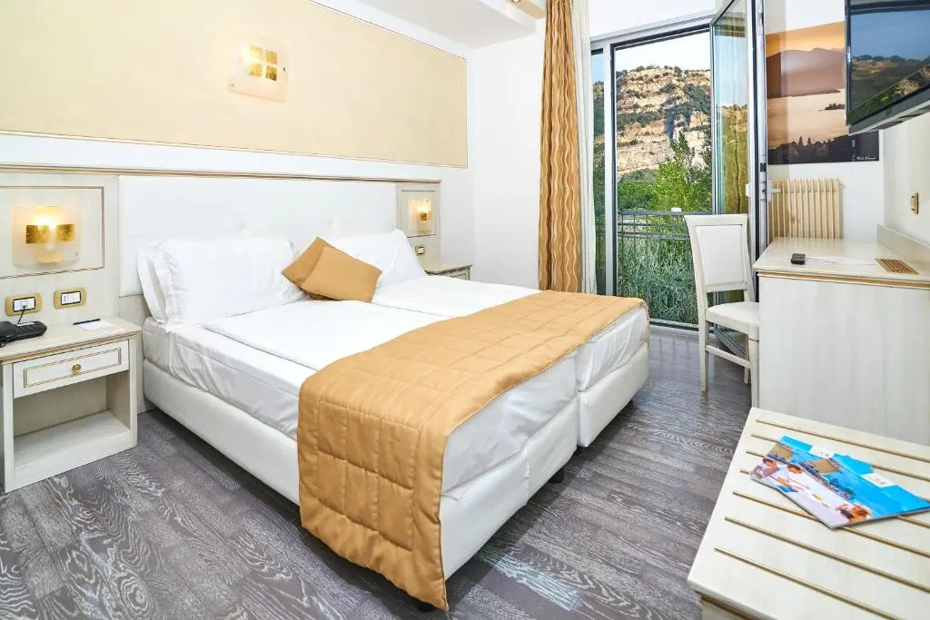 Classic Double room (full double bed)