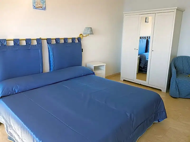 Double room with sea view (full double bed)