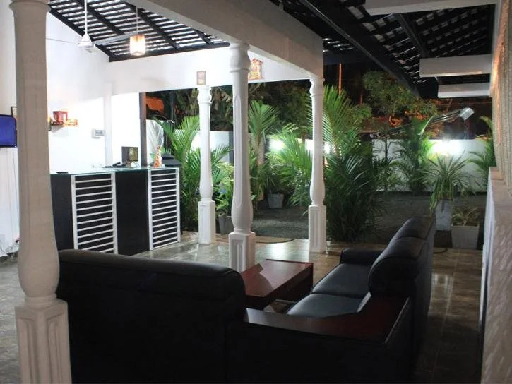 Tharusha Holiday Inn