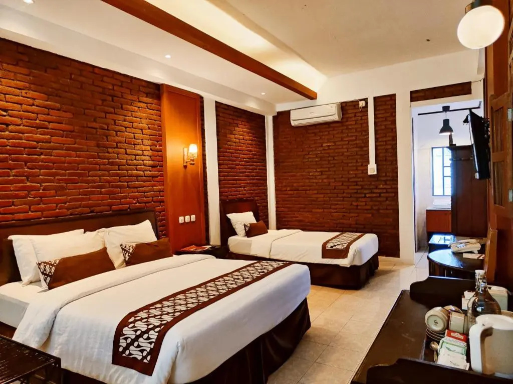 Standard Triple room with pool view