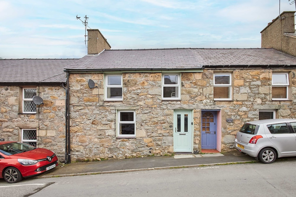 Host Stay Trefor Cottage