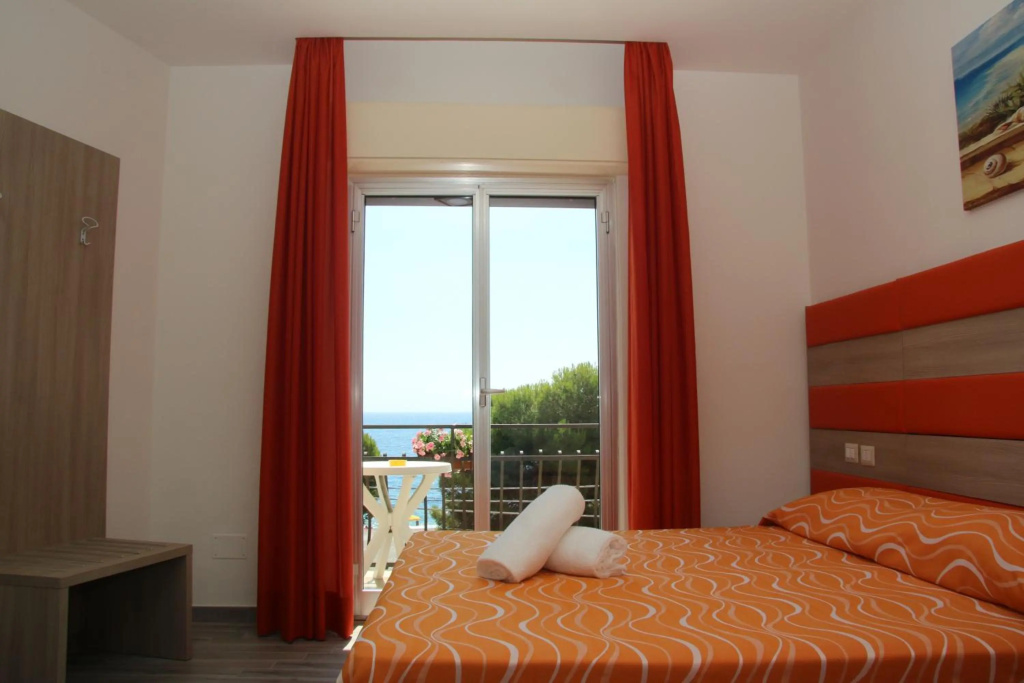 Отель Hôtel Montaigne в Париже
