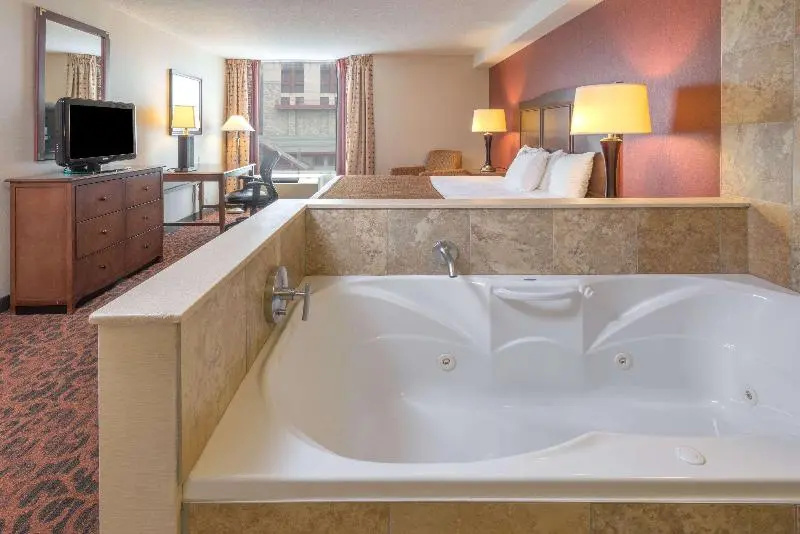 Ramada by Wyndham Niagara Falls/Fallsview - Chambres
