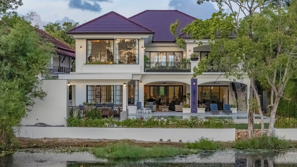 Villa Viola | 7 BR Brand New Fully Staffed Villa