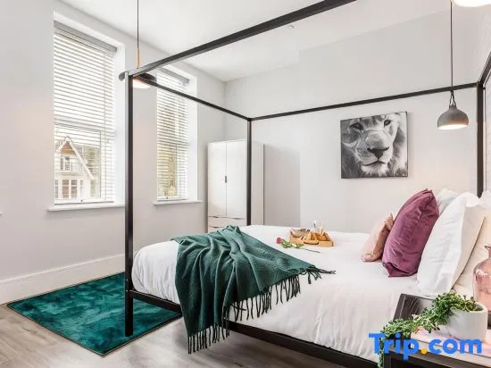 Romantic King Apt w/ Sea View, Free Gym & Parking