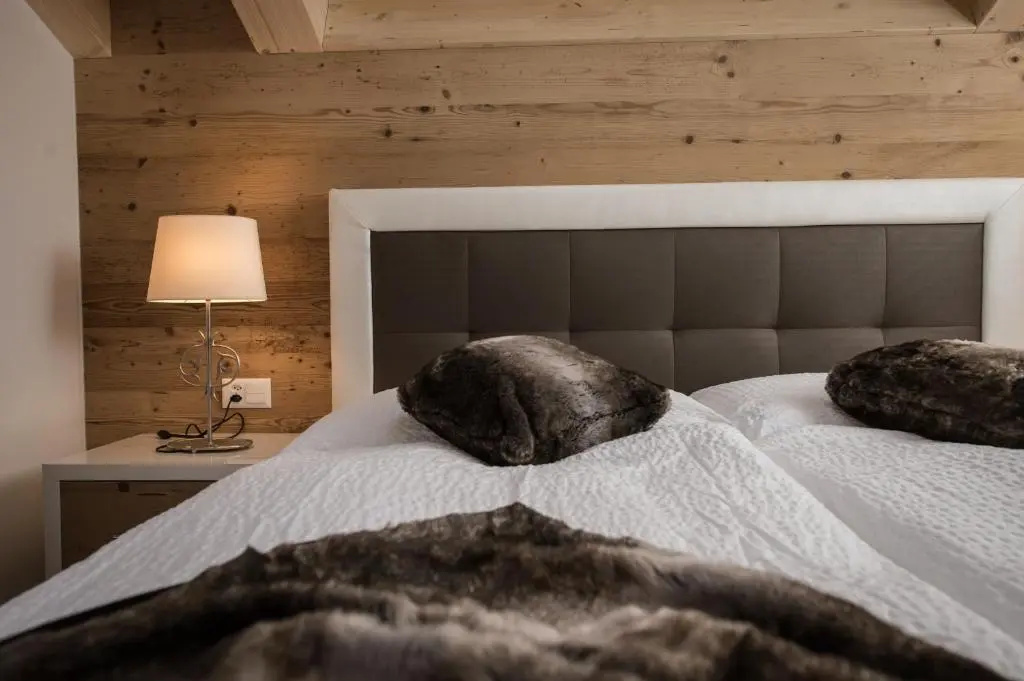 2 Bedrooms Deluxe Apartment with balcony and with mountain view full double bed