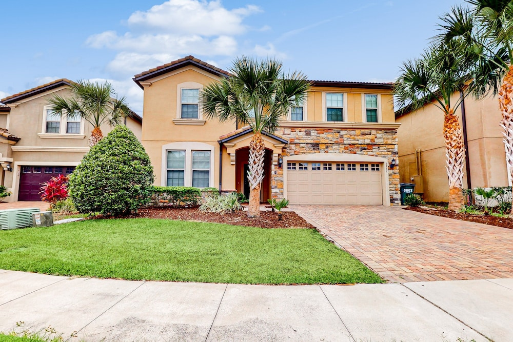 Spacious Home w/ Private Pool, Wifi, Central AC, Private Washer/dryer