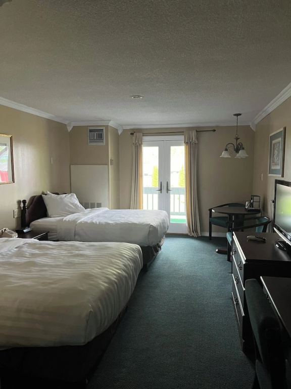 Standard Quadruple room with balcony and with lake view