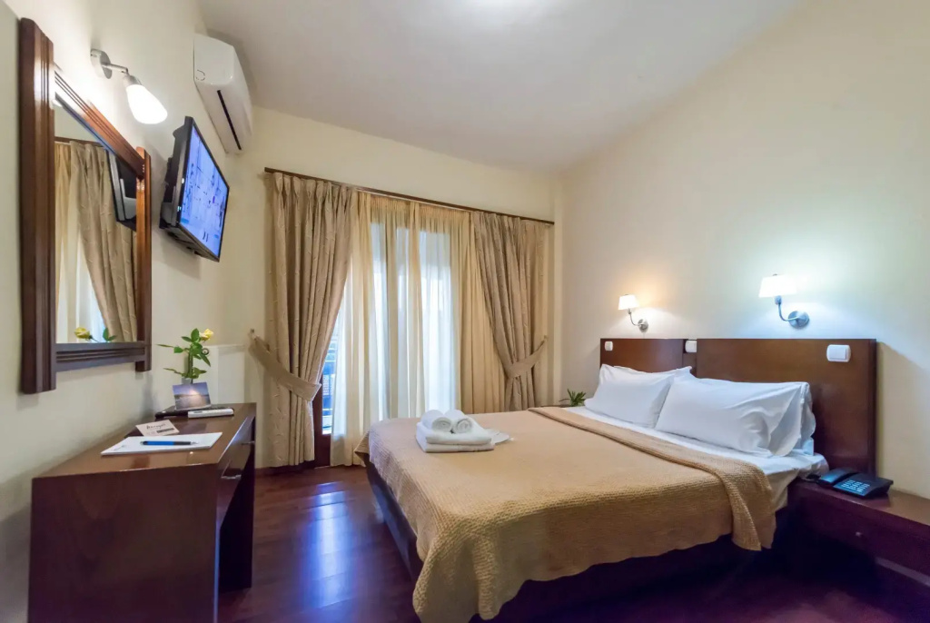 Standard Double room with mountain view (full double bed)