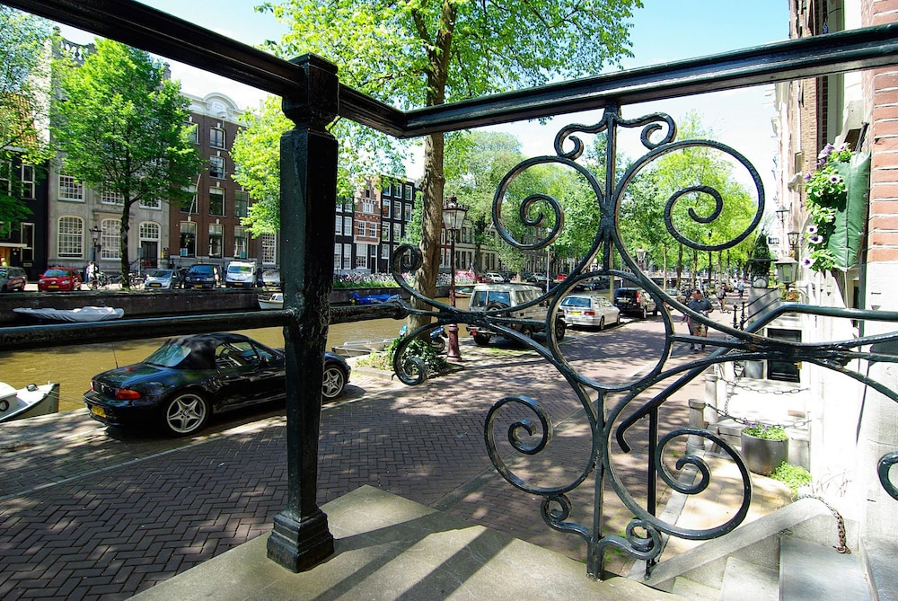 1637 Historic Canal View Suites