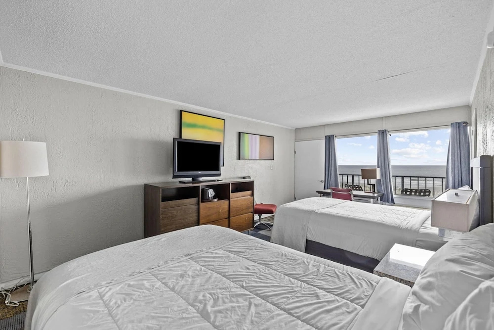 Economy Quadruple room with balcony and oceanfront