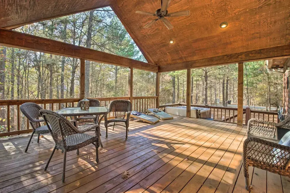 Broken Bow Cabin w/ Hot Tub ~ 6 Mi to Lake!