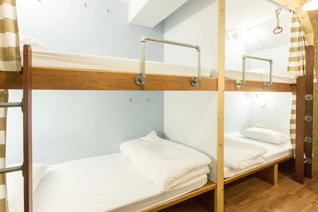 Barn and Bed Hostel — 5