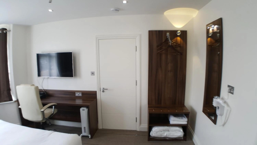 Heathrow-Windsor House for contractors & big groups