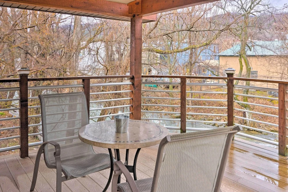 'the Boat House' Creekside Escape in Hot Springs!