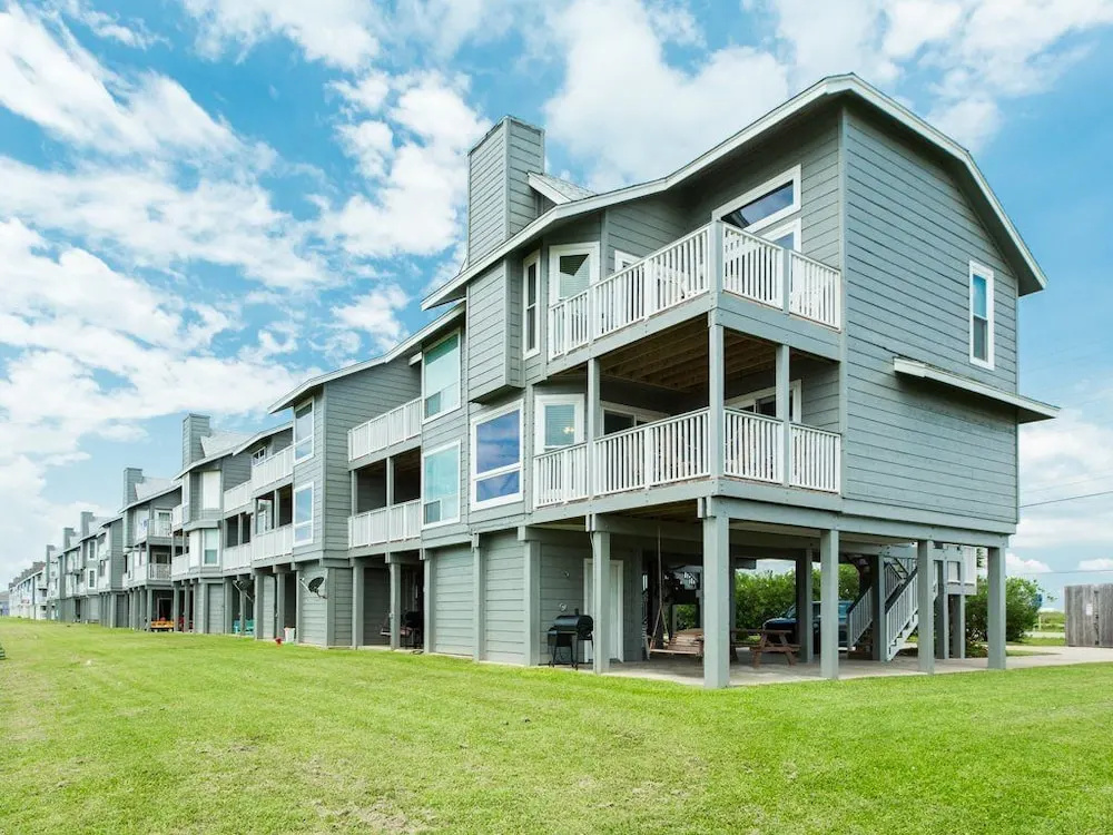 17601 San Luis Pass Road Home - 3 Br townhouse by RedAwning