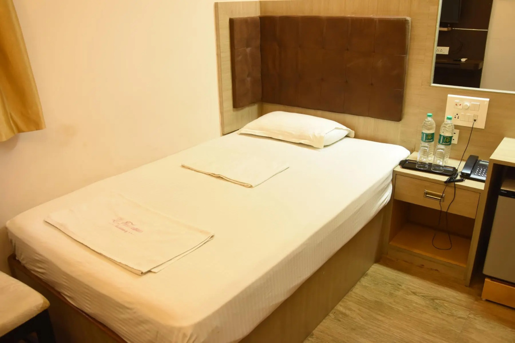 Deluxe Double room (full double bed)