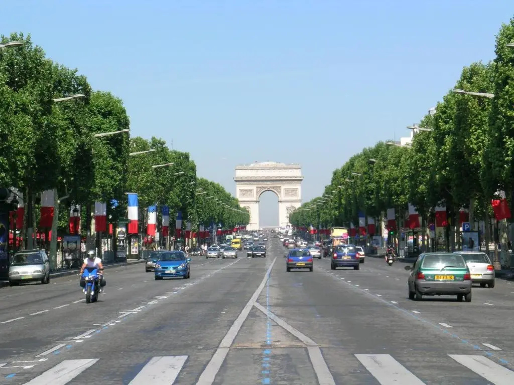 Two-Bedroom Apartment Champs-Elysées