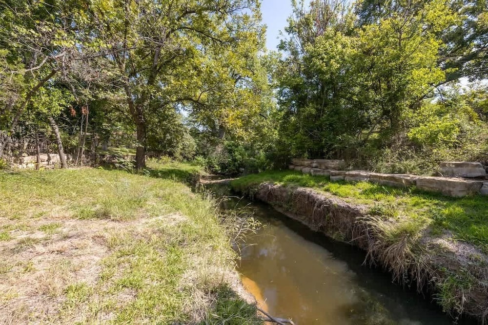 Creeks Edge Peaceful Retreat With Firepit
