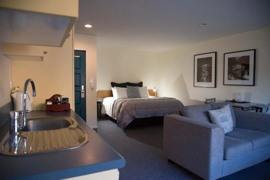 豪華雙人房，設有陽台及海景，配有大床。