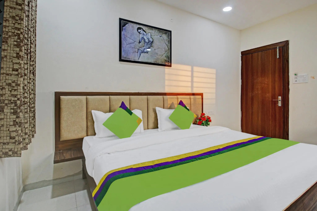 Deluxe Double room (full double bed)