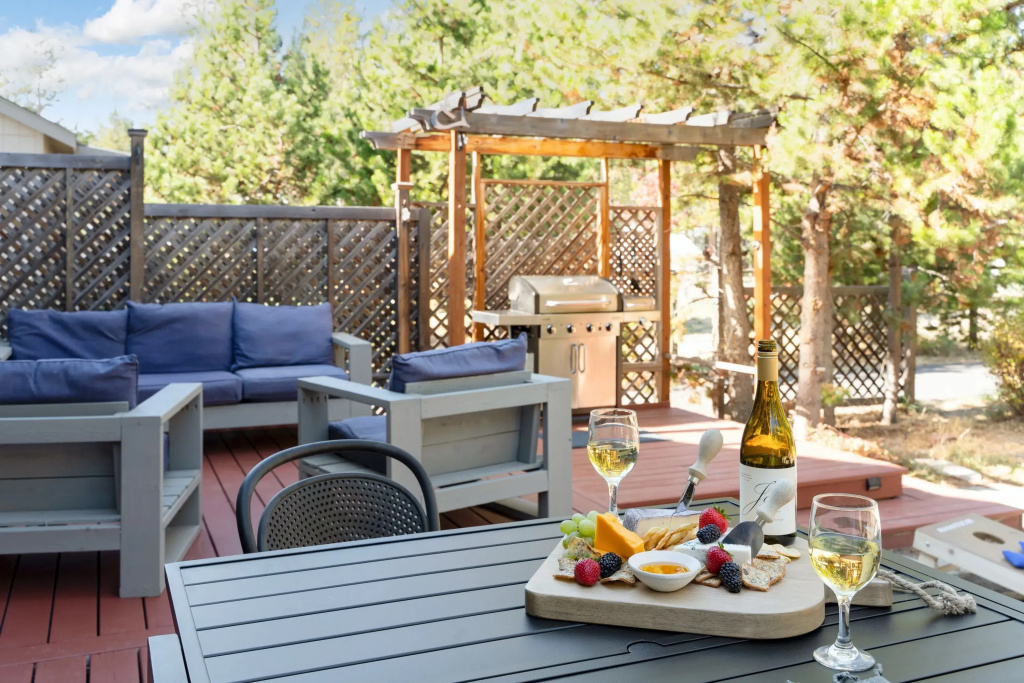 Hot Tub, Air Hockey, Foosball, Deck Lounge Near Sunriver & Mt. Bachelor Skiing