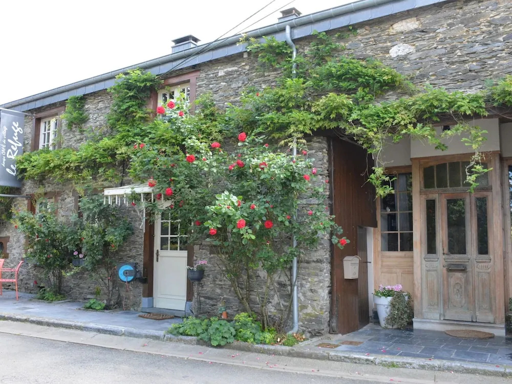Cozy Holiday Home in Bièvre with Hot Tub