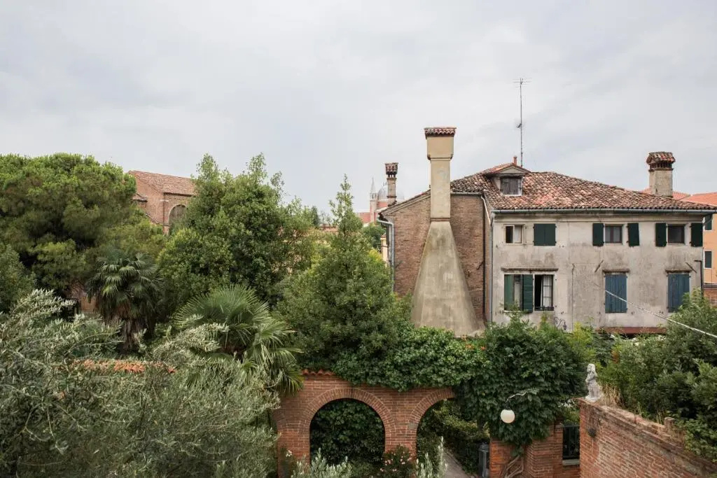 Venetian Mood: Secret Garden