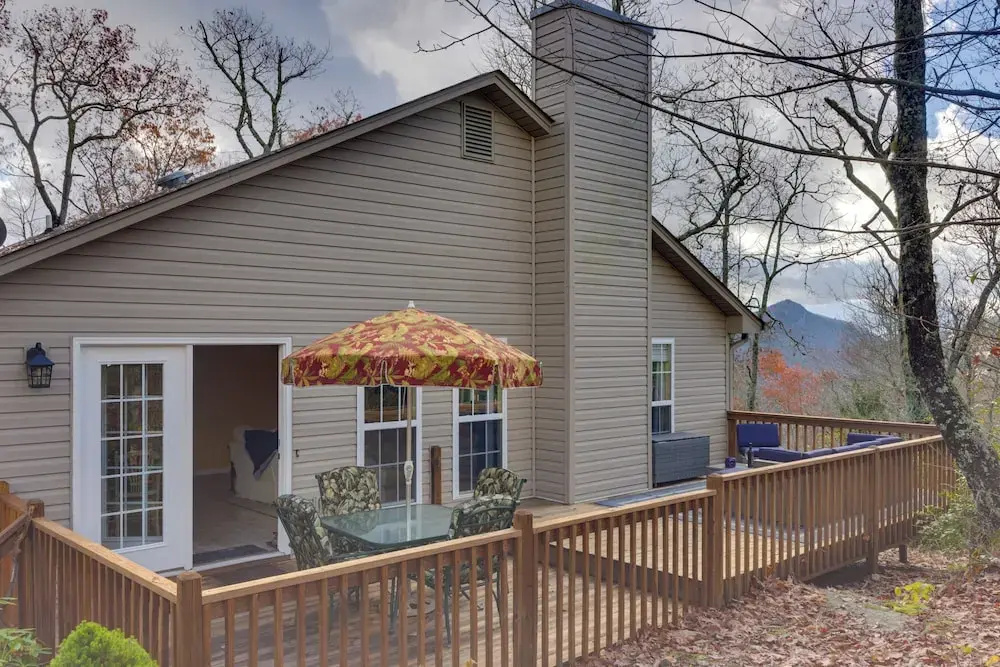 Cozy Sapphire Resort Home w/ Deck & Mountain Views