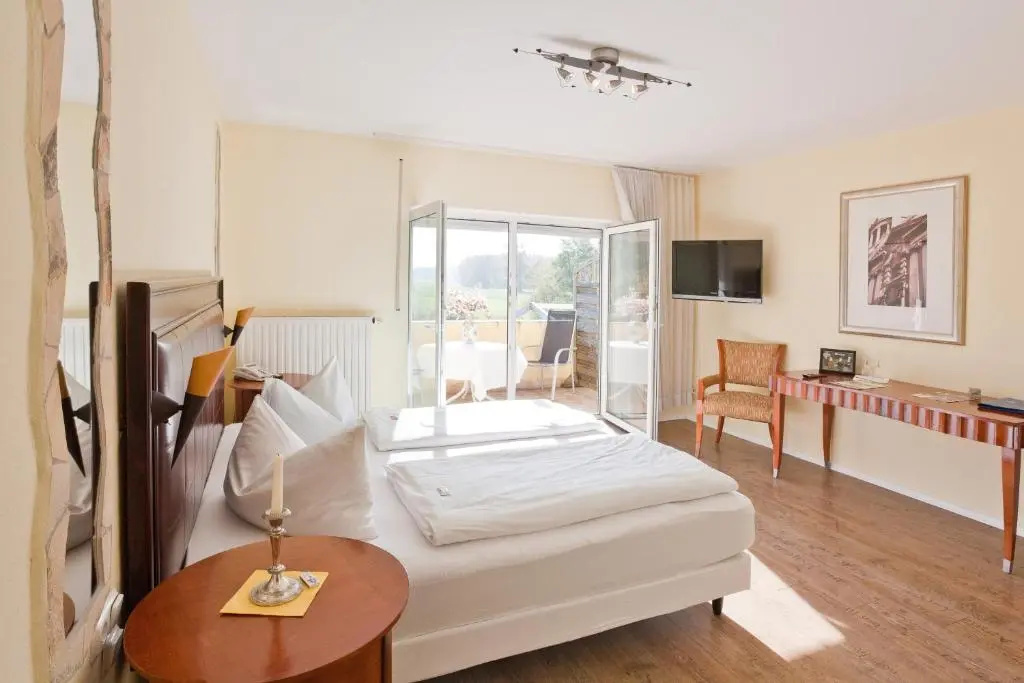 Standard Double room with balcony (full double bed)