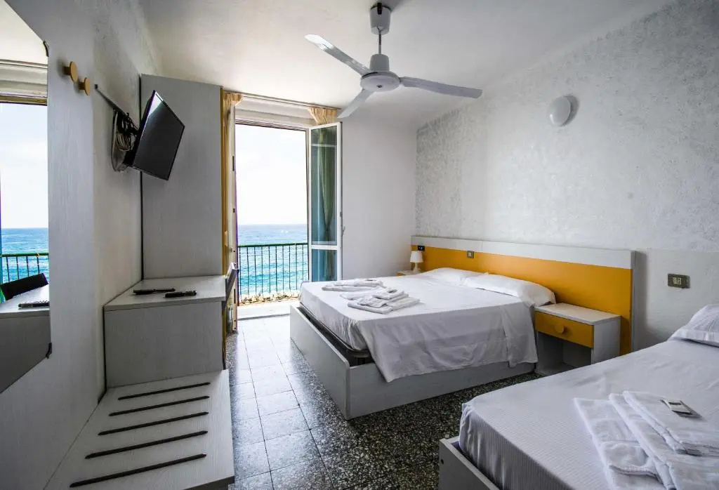 Standard Triple room with sea view