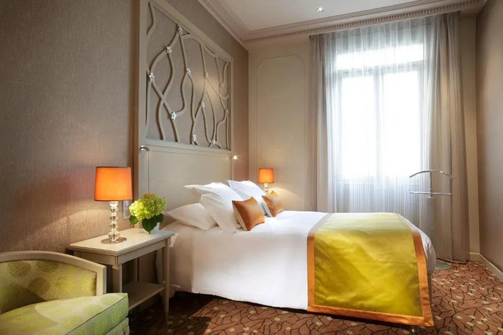 Double room courtyard side (full double bed)