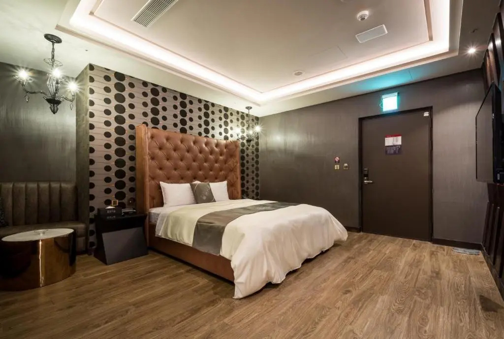 Business Double room (full double bed)