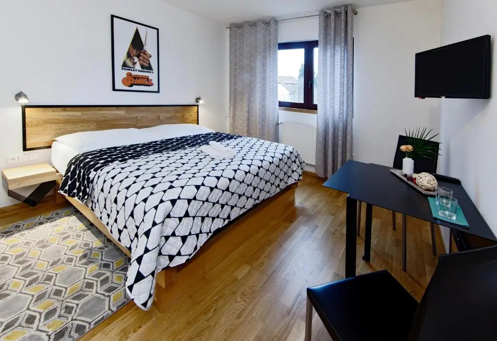 Deluxe Double room (full double bed)