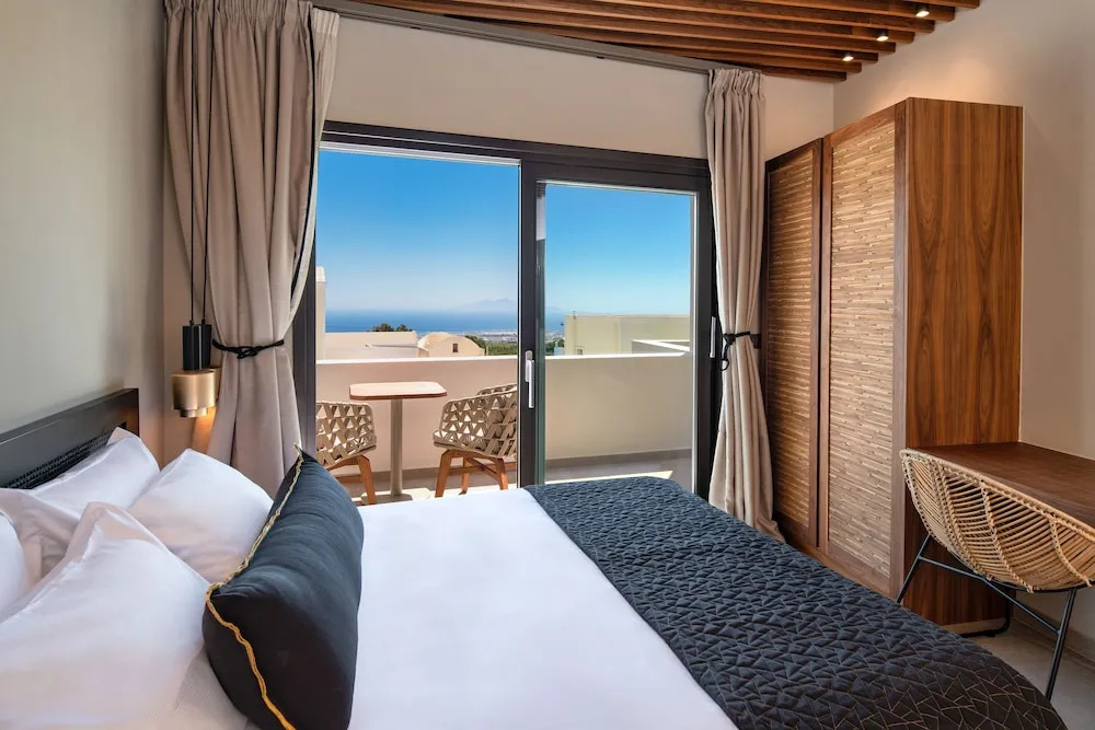 Deluxe Double room with balcony and with ocean view (full double bed)