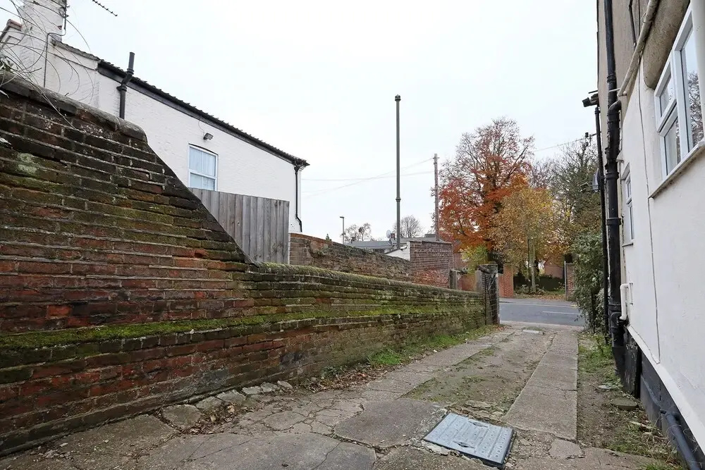 Spacious 2 Bedroom Cosy Apartment - Close to Station!