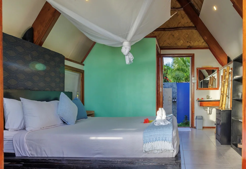 Bungalow with balcony and beachfront